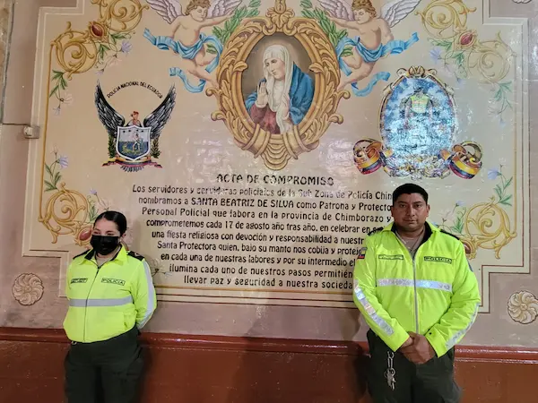 Al pie del mural consagratorio, el Tnte. Stalin Yasaca, jefe del Departamento de Policía Comunitaria de la Subzona ‘Chimborazo N°6’, y la policía Mariela Ramírez