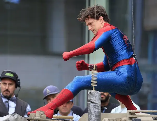 Tom Holland con el nuevo traje de Spider-man en filmaciones.