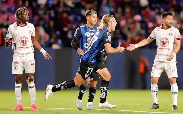 Spinelli celebrando su gol ante Mushuc Runa.