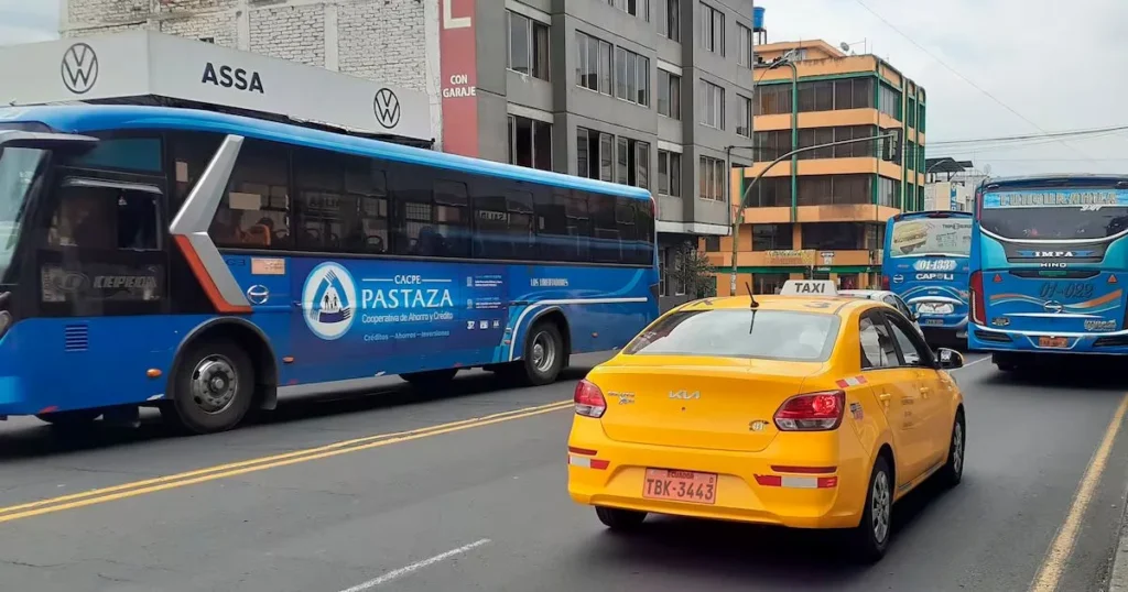 Conductores de taxis de Ambato buscan revisión de tarifas