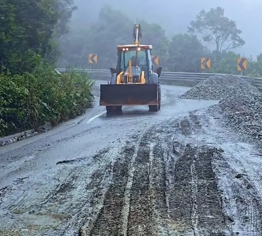 Vía Limón-Gualaceo es restringida por minga de mantenimiento.