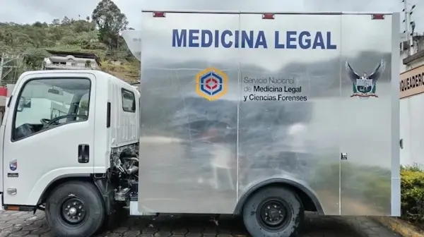 El cuerpo inerte fue trasladado en un vehículo de Medicina Legal