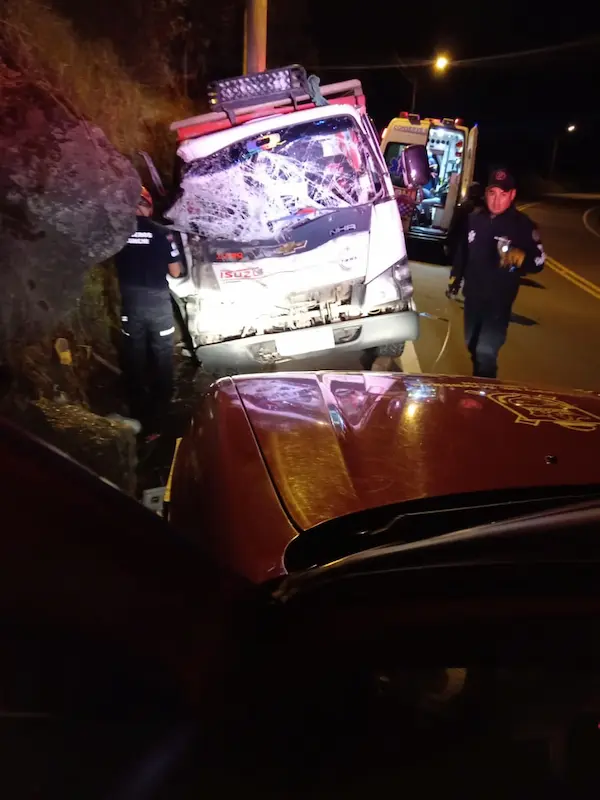 2 hombres atrapados tras accidente de tránsito en Chunchi