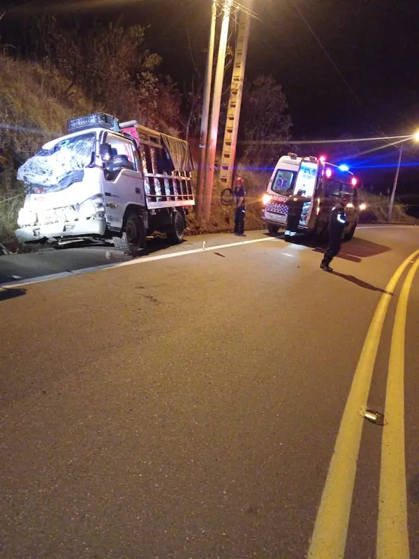 El personal aseguró la vía y rescató a las 2 víctimas de suceso vial