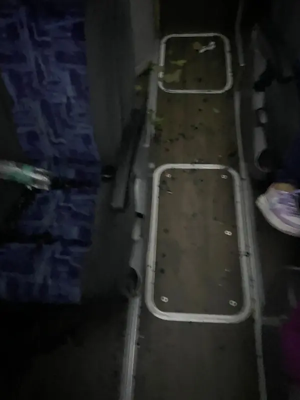 9 delincuentes asaltaron bus y dejaron su huella en el vehículo