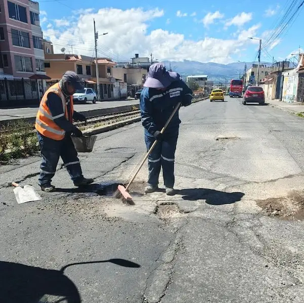 Tapan huecos de Riobamba con mortero en lugar de asfalto 