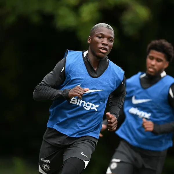Moisés Caicedo no es de clase mundial, según Gustabo Poyet
