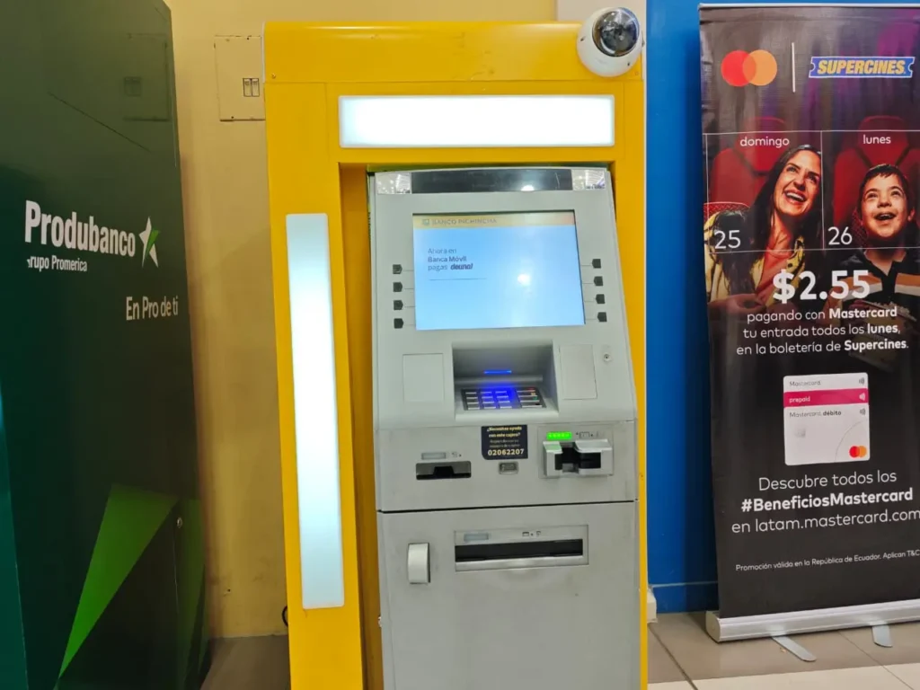 Ciudadanos presentan quejar del servicio de cajero del Banco Pichincha