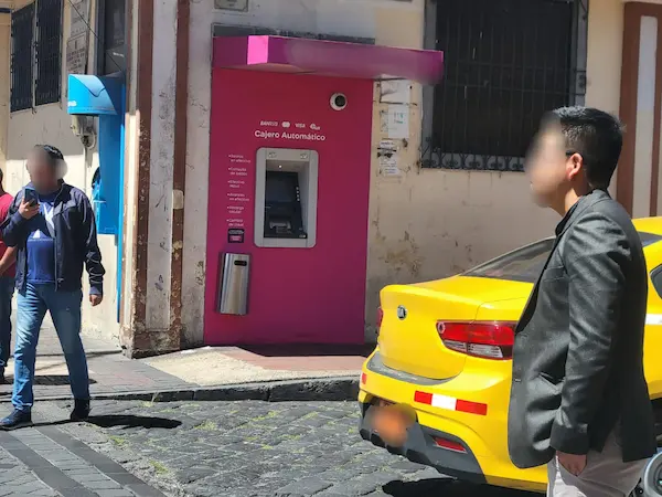 Cajero automático apostado en la esquina de la Guayaquil y Colón