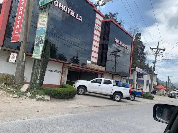 Muere mujer en motel y 2 hombres están involucrados