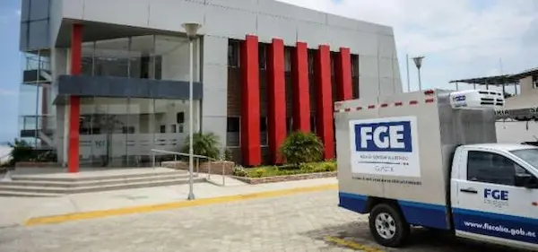 El cuerpo inerte del joven estudiante universitario asesinado fue trasladado al Centro Forense de Manta, a fin de practicarle la autopsia que determina la ley