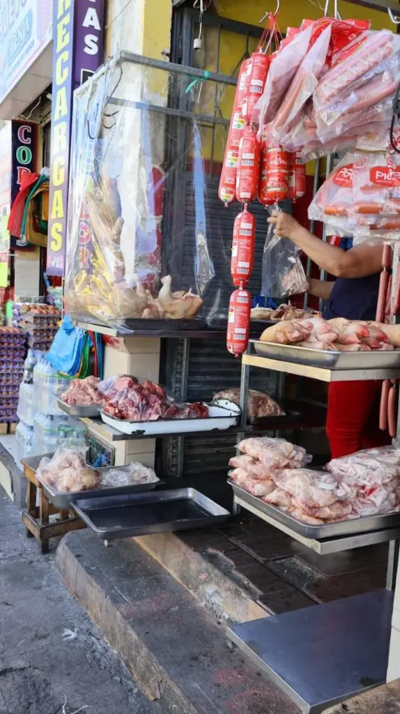Local clausurado por vender embutidos caducados en Riobamba