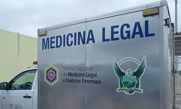 El carro de Medicina Legal llevó los tres cuerpos inertes para que se les realice las autopsias de rigor.