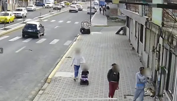 Familia completa robó en una librería de Riobamba
