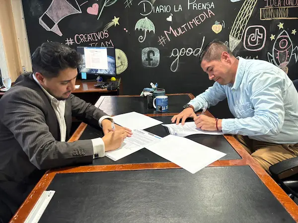 Firma del convenio en Diario La Prensa.