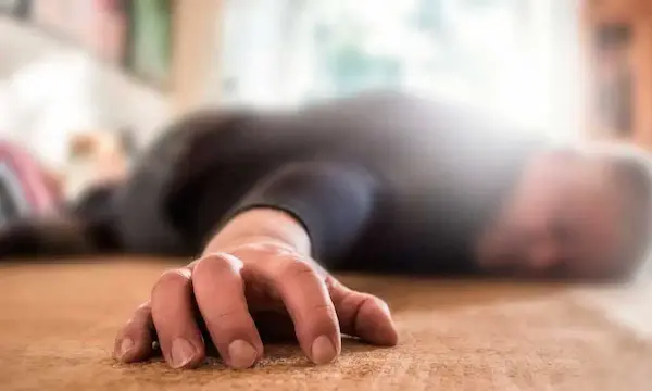En esta ocasión el ciudadano corrió con suerte, pero, de seguro, aprendió la lección que no debe aceptar una cerveza a extraños en horas de la madrugada. (FR)