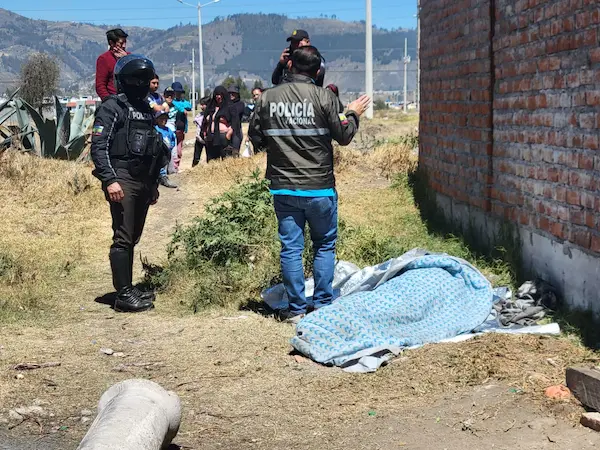 Hombre hallado muerto en un terreno abandonado de Riobamba 