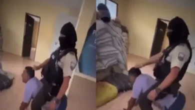 Video capta a policía humillando a supuesto detenido