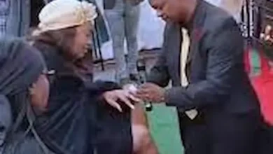 Pastor pide matrimonio a una viuda en pleno funeral y el video se hace viral