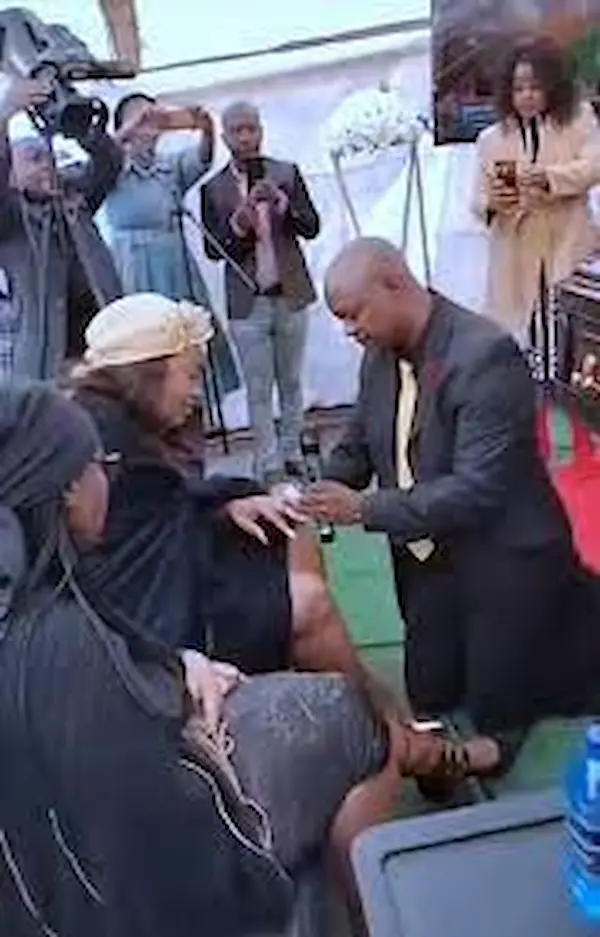 Pastor pide matrimonio a una viuda en pleno funeral y el video se hace viral