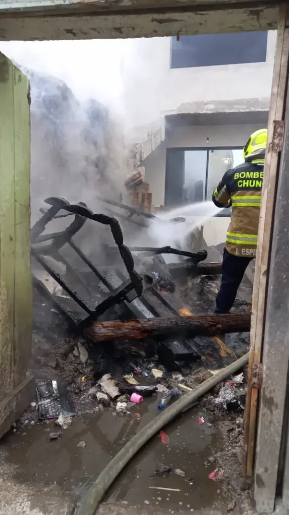 Bomberos de Chunchi apagaron incendio de una casa