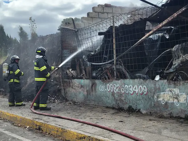 Los ‘Caballeros del fuego’ definieron una estrategia y un tren de ataque que fueron efectivos ante el incendio estructural suscitado en la intersección de las avenidas Saint Amand Montrond y Pedro Vicente Maldonado.