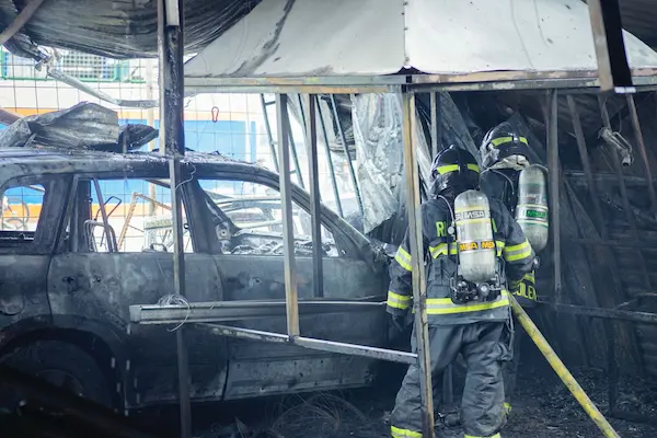 Pese a la premura con la que llegaron y sus mejores esfuerzos, los 'Caballeros del fuego' no pudieron salvar al vehículo