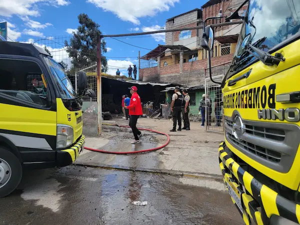El trabajo coordinado de varias entidades posibilitó asegurar el lugar y que los bomberos trabajen libres.