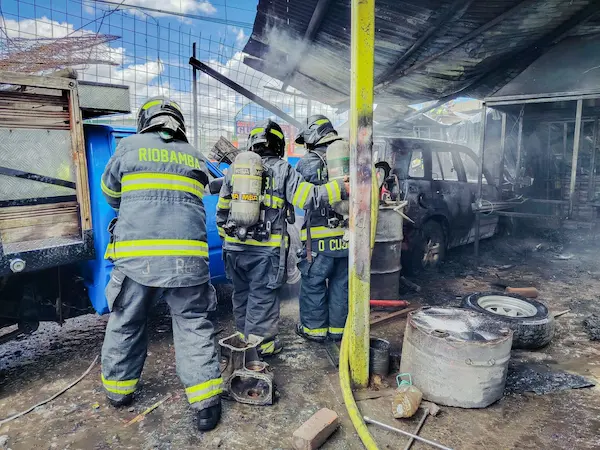 Incendio en una mecánica automotriz de Riobamba