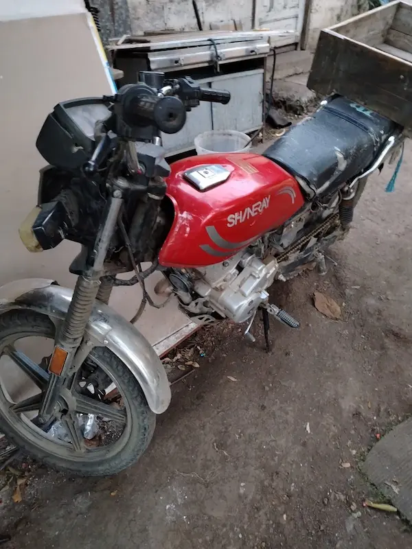 Moto Shineray roja con negro en la que la joven de 15 años se desapareció con su padrastro