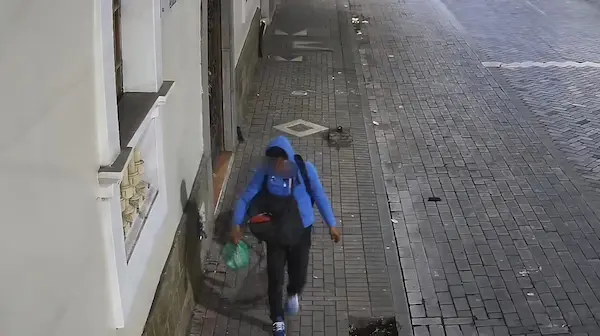El 'enemigo social' primero pasó 'chequeando' el artículo a robar