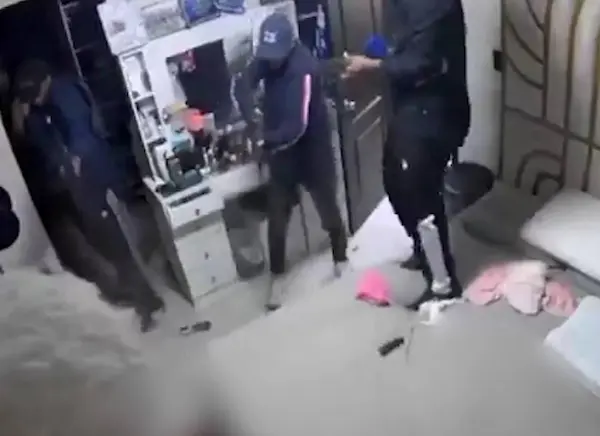 Sicarios violentos irrumpen en una casa y asesinan a dos hombres