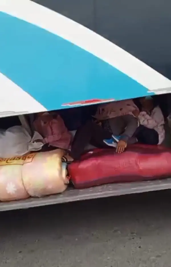 Mujer y 2 niñas viajaban como maletas