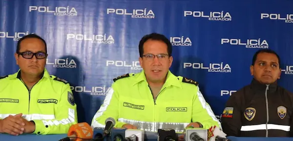 Sgos. Iván Merino, personal de Antinarcóticos; Crnl. Julio Camacho, jefe de la Subzona 'Chimborazo N°6'; y, Cptn. Marco Salazar, servidor policial directivo de la Subzona 'Chimborazo N°6', en la rueda de prensa