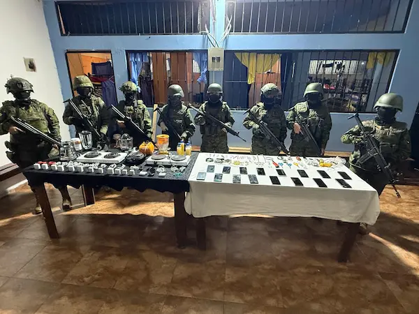 Efectivas de la Brigada Blindada N°11 ‘Galápagos’ y todos los objetos encontrados durante la requisa, que arrojó un saldo positivo, pero, desnuda un problema.