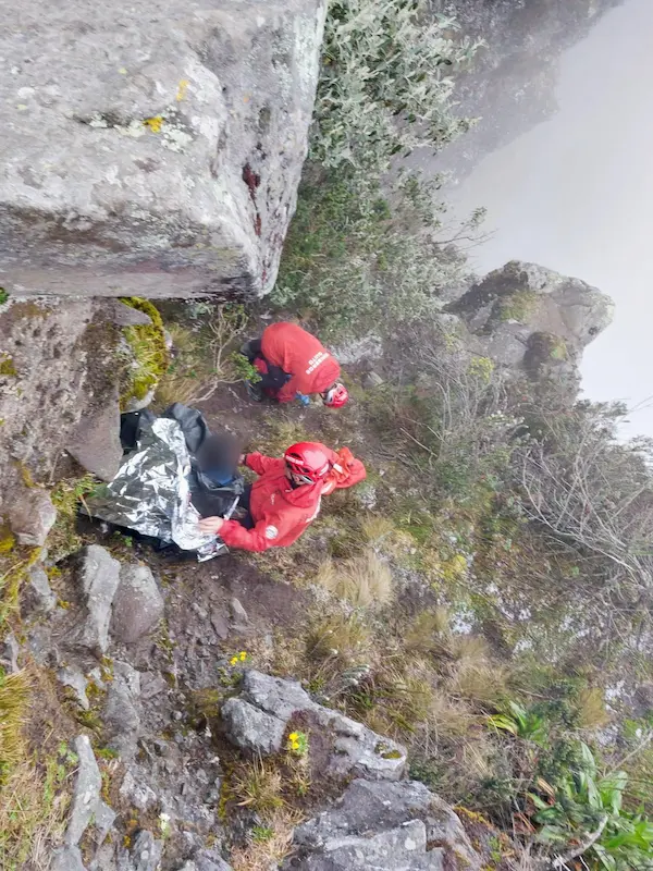 Rescatan a joven de 18 años tras caída en el Rucu Pichincha