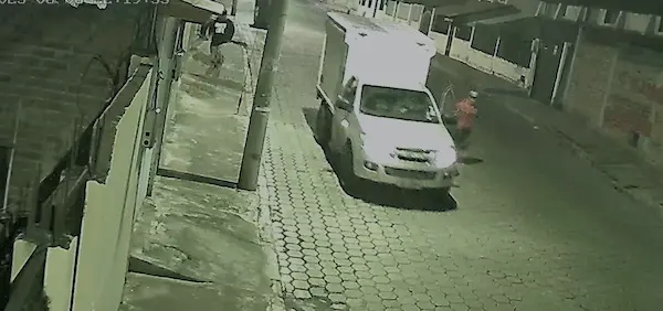 Roban camioneta en mercado de Riobamba