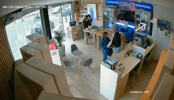 La cámara de seguridad grabó todo el hecho ilícito, y en esta imagen se observa como el antisocial entrega el aparato a su cómplice -la que lo vio primero y dio aviso-, a fin de que lo meta en su bolso y no ha pasado nada