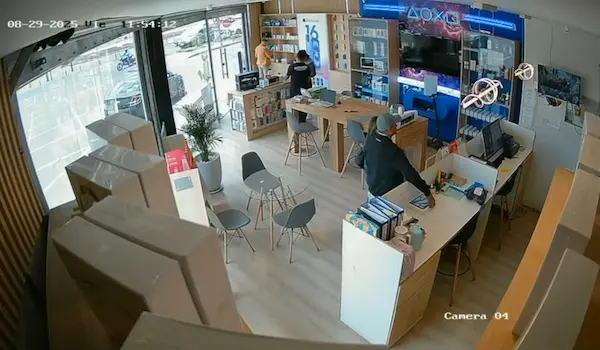 4 delincuentes robaron en local del centro de Riobamba