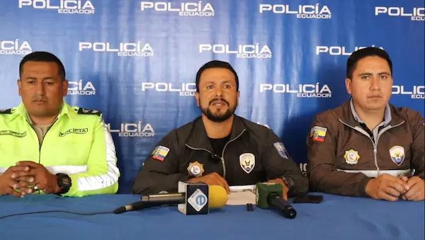El capitán Guido Fernando López Murillo, jefe de la Policía Judicial de Chimborazo (PJ-Ch), dirigió la rueda de prensa