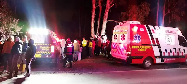 Efectivos de la Policía Nacional, Cuerpo de Bomberos y del Ministerio de Salud Pública, al igual que curiosos, no podían creer lo que acababa de acontecer, y peor su saldo trágico.