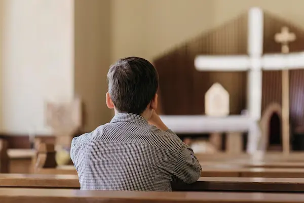 Tiroteo en iglesia escolar cobra vida de niños y deja 17 heridos