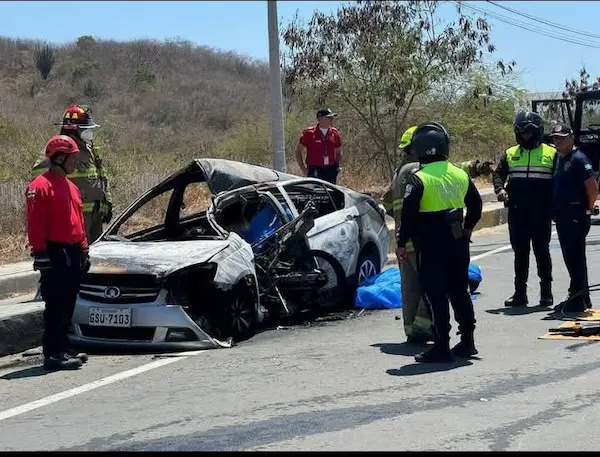 2 hombres mueren calcinados tras accidente de tránsito fatal