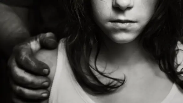 Madre permitió que su pareja viole a su hija de 5 años