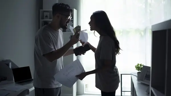 Pareja peleando