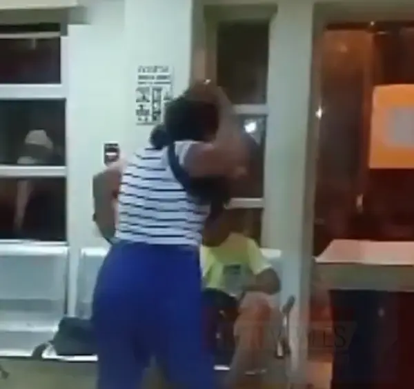 Madre castiga con latigazos a su hijo detenido y se hace viral con un video
