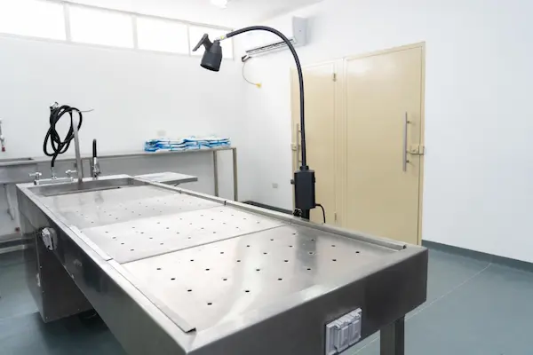 En esta fría cama de acero se realizaron los protocolos de autopsia a las víctimas