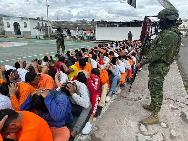 Ejército decomisa 200 objetos prohibidos en cárcel de Riobamba