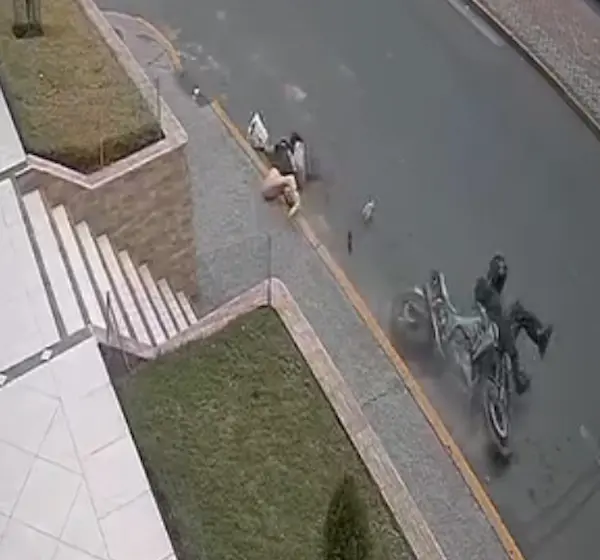 Mujer quedó inconsciente tras ser atropellada por una moto