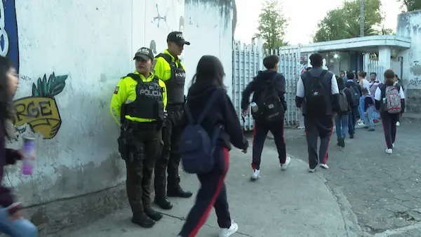 Policías en planteles educativos